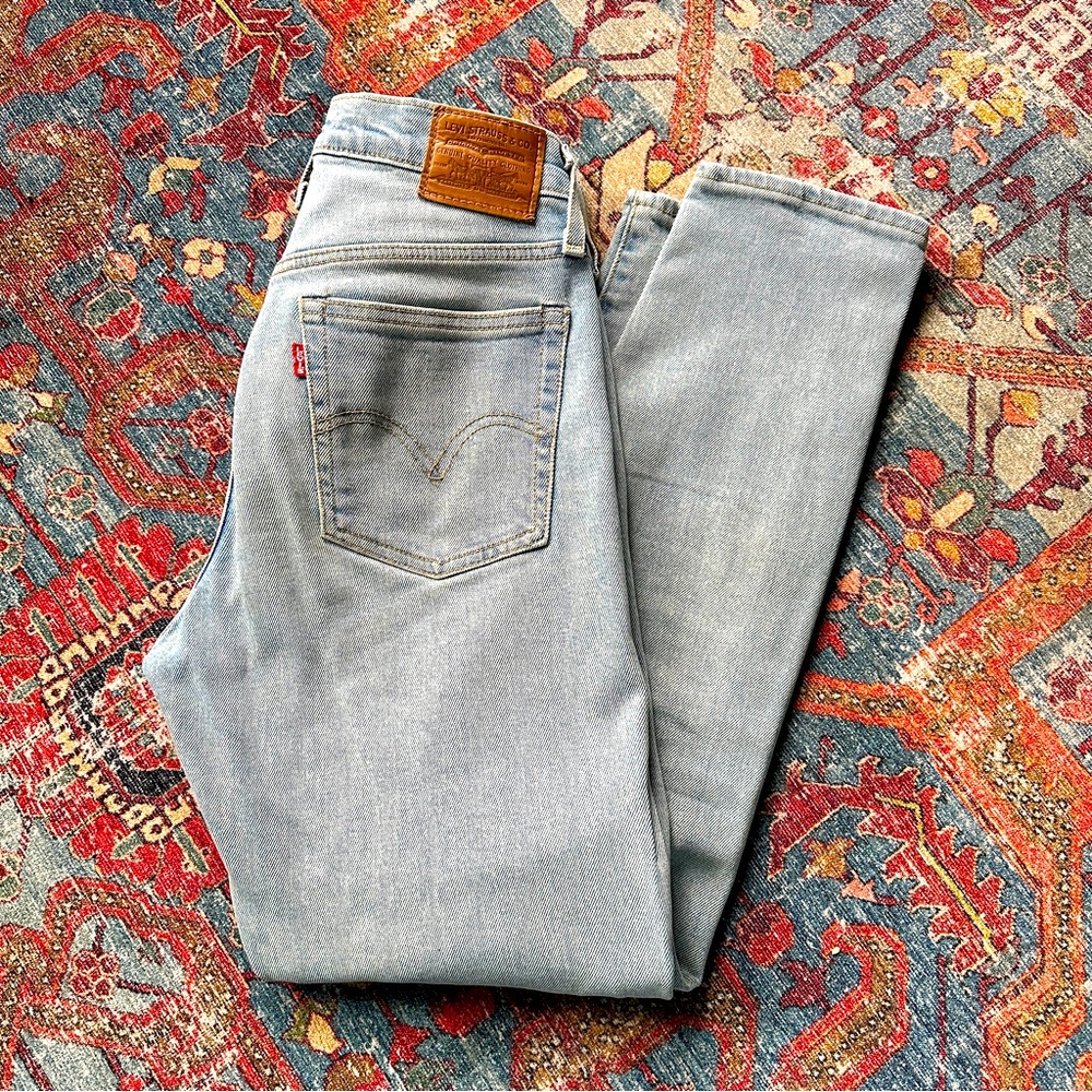 Levi wedgie mom jeans | high rise straight skinny leg | light wash | waist 26”